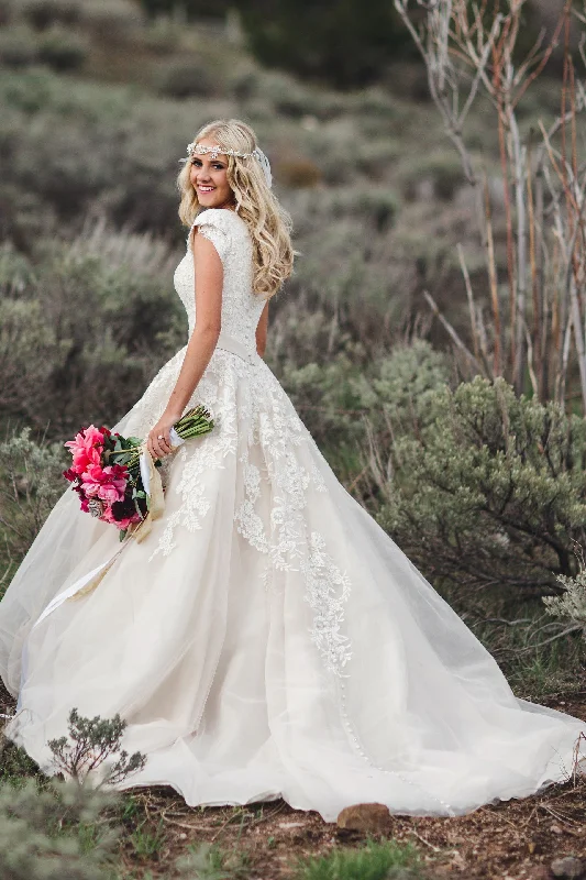 V-neck Lace Modest Wedding Dresses with Short Sleeves